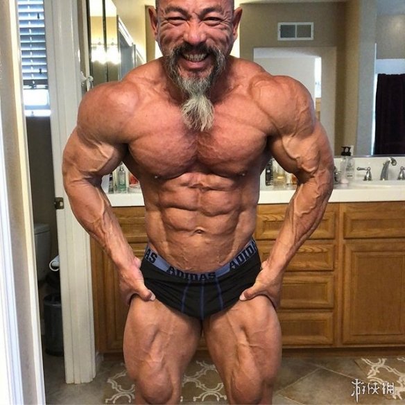 现实中的“龟仙人” 越南健身教练年过半百满身肌肉