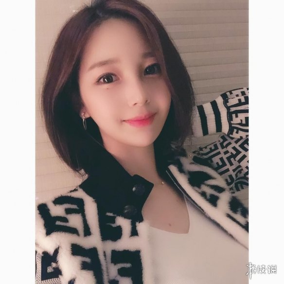 这画的就是自己吧!韩漫《女神降临》作家猫咪真容曝光