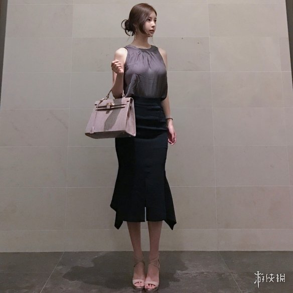 这画的就是自己吧!韩漫《女神降临》作家猫咪真容曝光