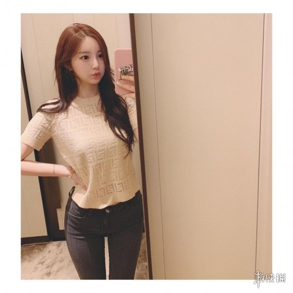 这画的就是自己吧!韩漫《女神降临》作家猫咪真容曝光