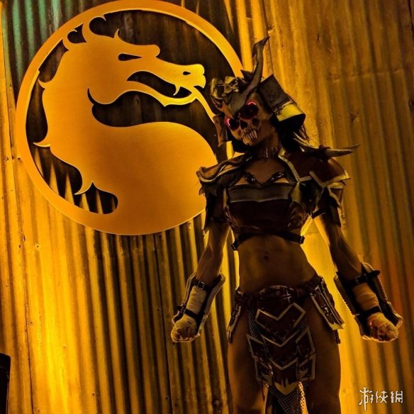 国外美女性转cos《真人快打》绍康 身材健美充满力量