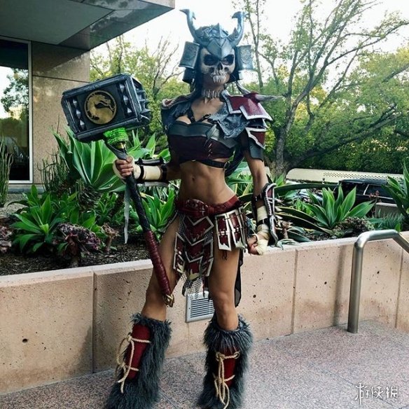 国外美女性转cos《真人快打》绍康 身材健美充满力量