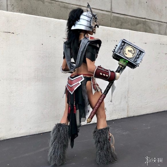 国外美女性转cos《真人快打》绍康 身材健美充满力量