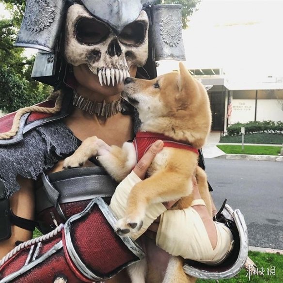 国外美女性转cos《真人快打》绍康 身材健美充满力量