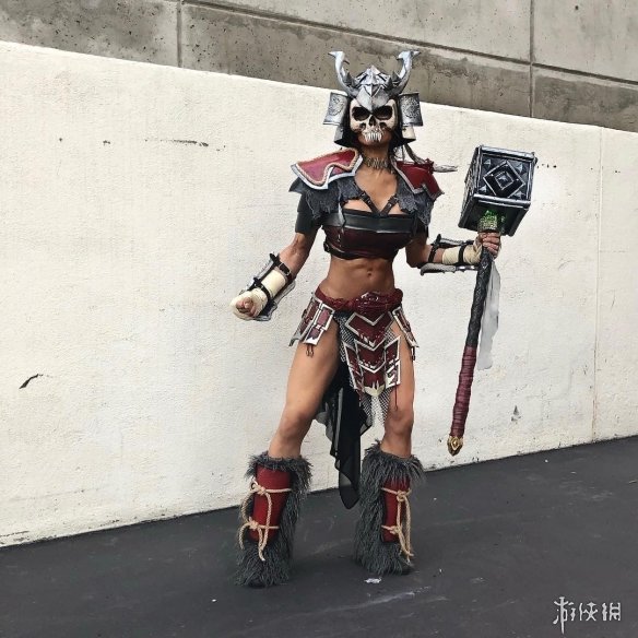 国外美女性转cos《真人快打》绍康 身材健美充满力量