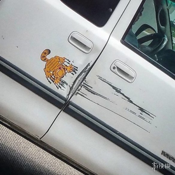 剐蹭凹痕那又怎样?国外网友汽车损伤创作图集欣赏