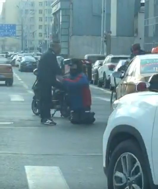 咋回事?哈尔滨一送餐员当街向的哥下跪,的哥一
