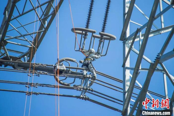  杨东辉在±1100千伏强电场开展带电作业 徐强 摄