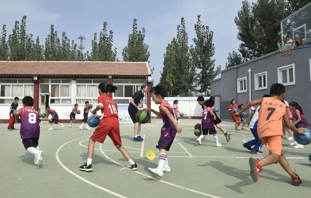 9月27日，河北省三河市三福庄小学的学生在篮球课上进行训练。新华社记者鲁鹏摄