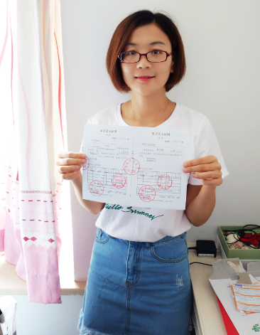 武汉第一位在网上办成落户的毕业生涂文艳展示寄到家的准迁证。