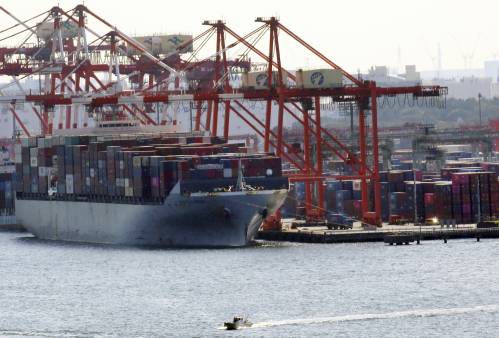 日本出口疲软。图为在日本东京，一艘货轮停靠在港口。新华社/美联