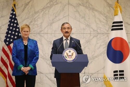 新任美国驻韩国大使哈里·哈里斯（右）和夫人7月7日抵达韩国后举行记者会。（图片来源：韩联社）