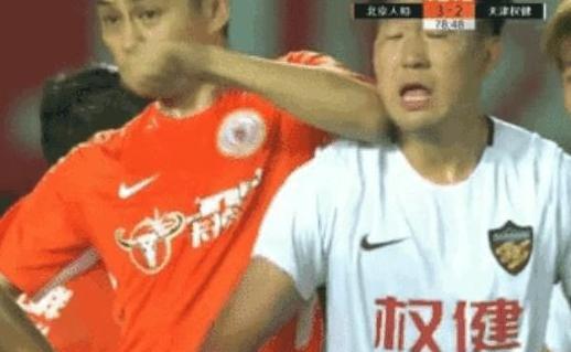 足球恶意犯规没处罚吗,足球恶意犯规没处罚吗知乎