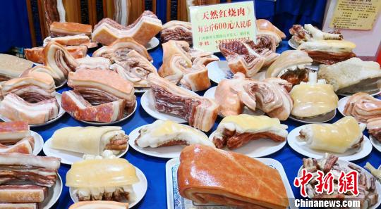 图为展出的肉形石。 刘薛梅 摄