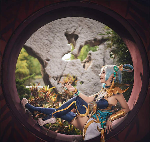 娇俏御姐COS《路易鬼屋》King Boo 美胸白丝血妈性感