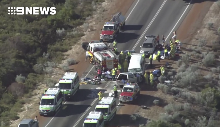 澳大利亚一载中国游客的小巴与一汽车相撞 事