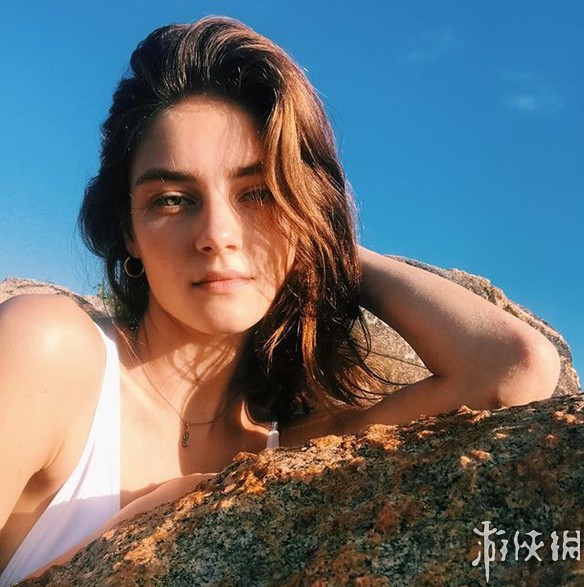 俄罗斯90后女模特 拥有天使面孔魔鬼身材的优雅女神