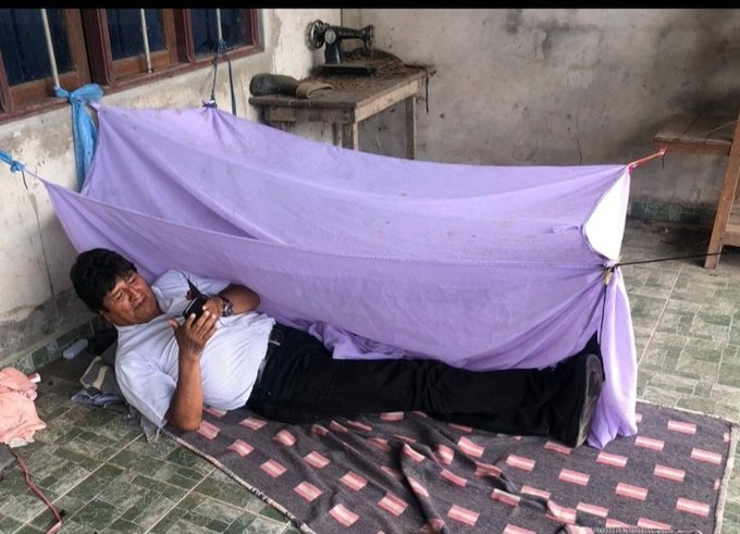 离开玻利维亚前往墨西哥前,莫拉莱斯在社交媒体发布自己在破旧房屋中过夜的照片。