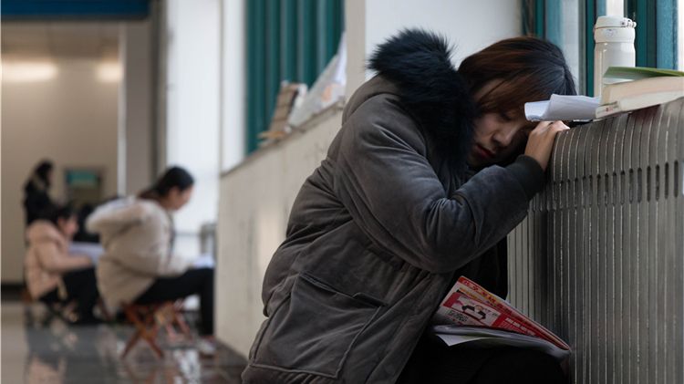  ▲“不让一个孩子受冻”应成为各地的基本承诺。资料图。图/新京报网