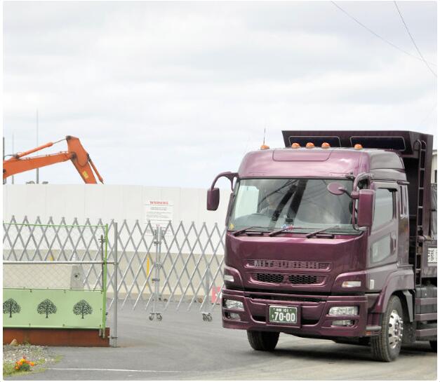 休息日出入美军基地的翻斗车