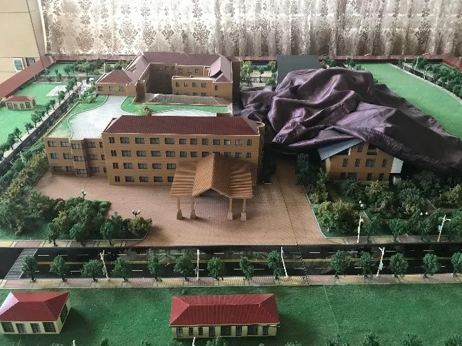 图为李艳滨名下燕达宾馆一层大厅展示的“北燕旅游养老中心”模型