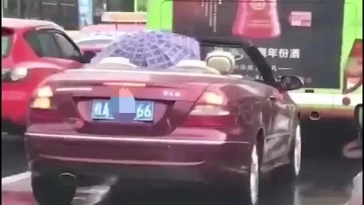 下雨天打伞开敞篷跑车？！土豪的烦恼你不懂，哈哈哈〜