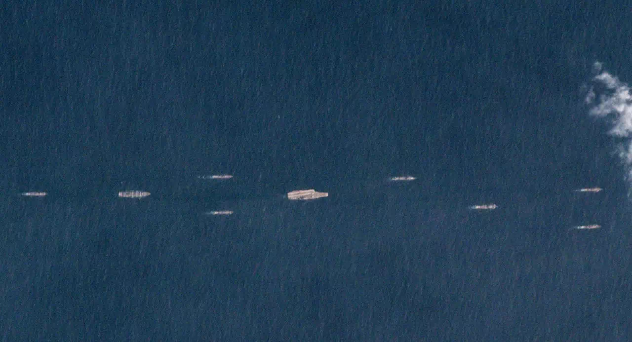 外媒:中国辽宁舰率40艘军舰南海演习 画面难以