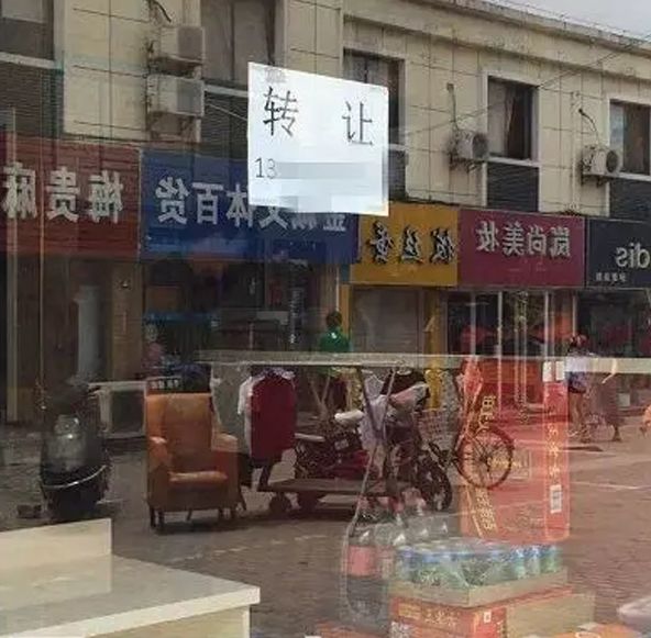 ▲童先生开的饭店几乎开不下去，只能关门或转让。图片来源：江苏电视台“南京零距离”。