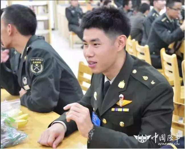 巴西、加拿大、埃及等11个国家军事院校的学员代表陆续抵达南京……