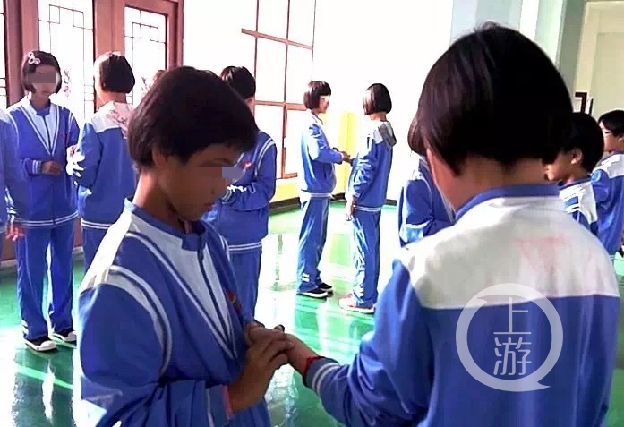 玉琨学校学生相互诊脉,互开“小食粉”。图片来源:玉琨学校官网