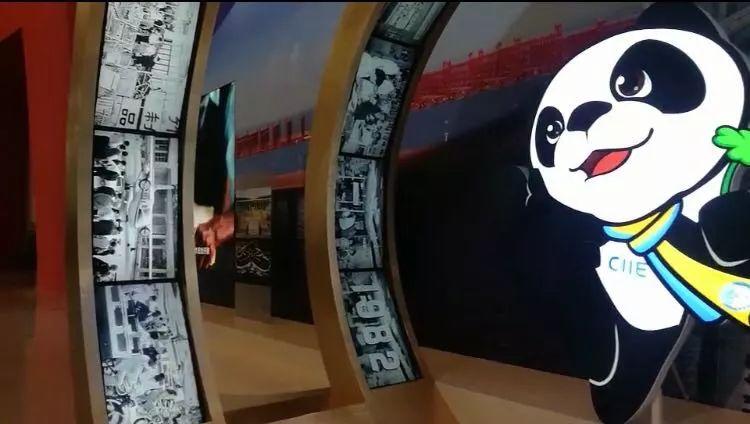 展览上,有一个“‘从广交会到中国国际进口博览会’时间隧道”