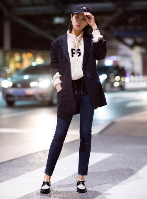 宋茜觉得白色鞋面不好看?给鞋子加了“海带”?时髦炸裂美呆了
