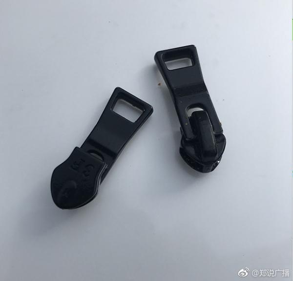 郑州十九中高考现场,一考生服装上有金属拉链,众人帮忙撕扯。@郑说广播 图