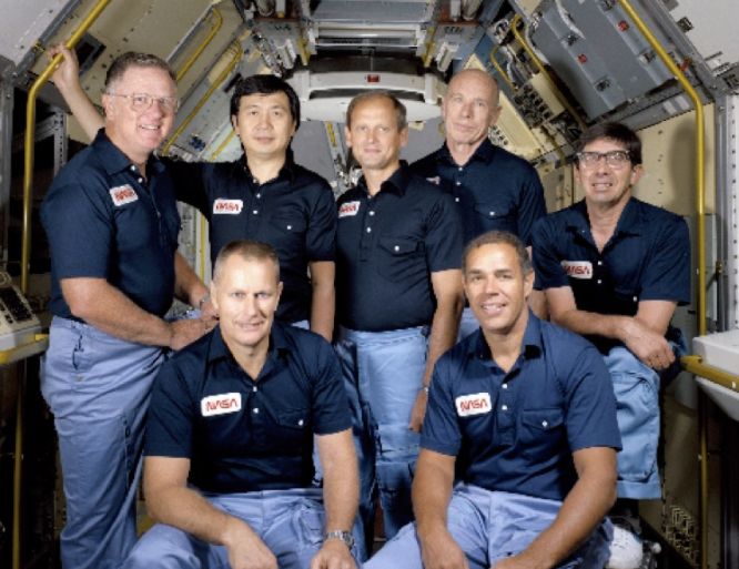 他是首个进入太空的华人，提前杨利伟18年把五星红旗送入太空