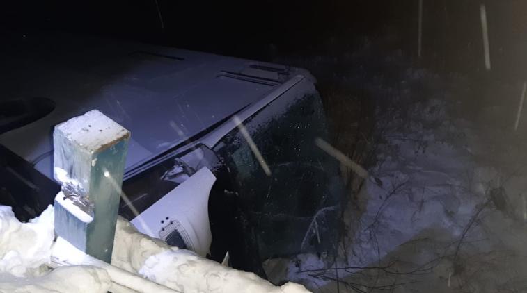 俄罗斯一辆大巴坠桥 7人死亡