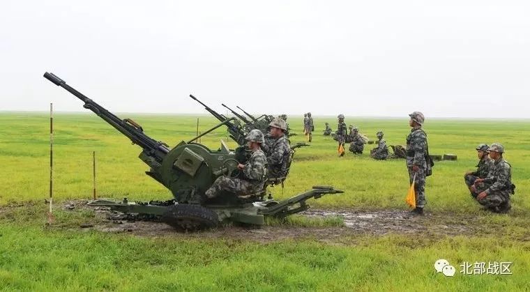 剑破苍穹第79集团军某旅组织炮兵防空兵实兵实弹战术演练锤炼部队战斗
