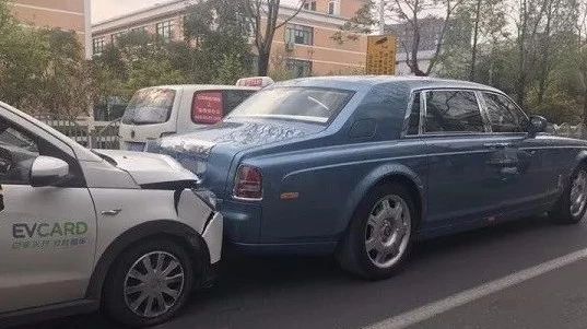 上汽共享汽车追尾800万劳斯莱斯，后面的别克君威车主哭了