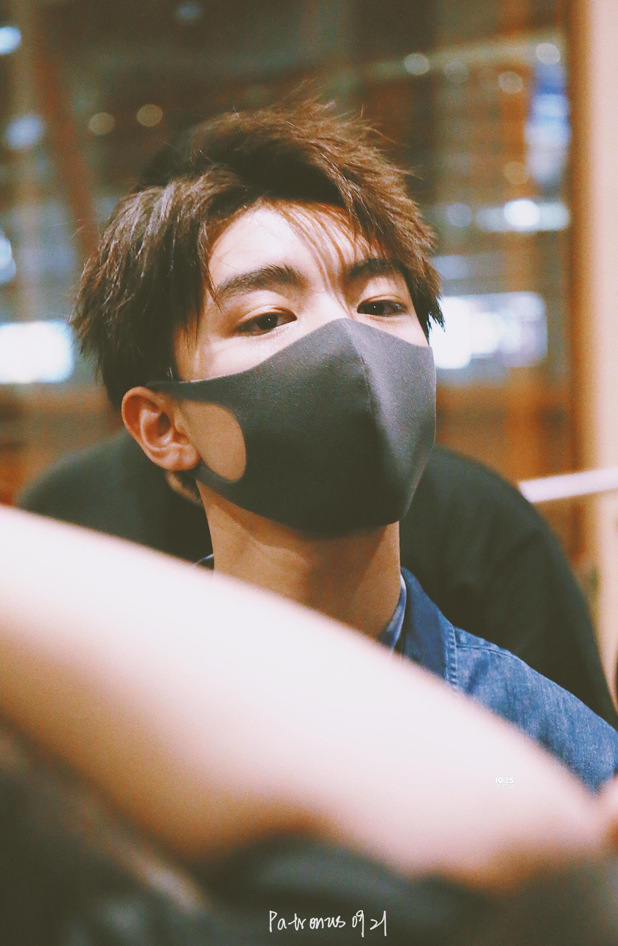 王俊凯赴成都越夜越美丽 路人莫名享受粉丝接