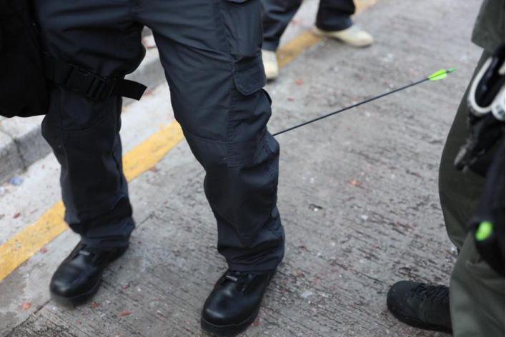 (警察传媒联络队一队员被箭射中小腿，图源：香港警察脸书)