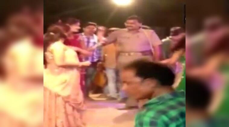 有钱任性？两印度警察工作时向跳舞者撒钱被停职