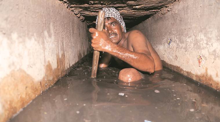 印度的清理工人甚至有人吃住睡都在下水道里解决（图片来源：印度快报）