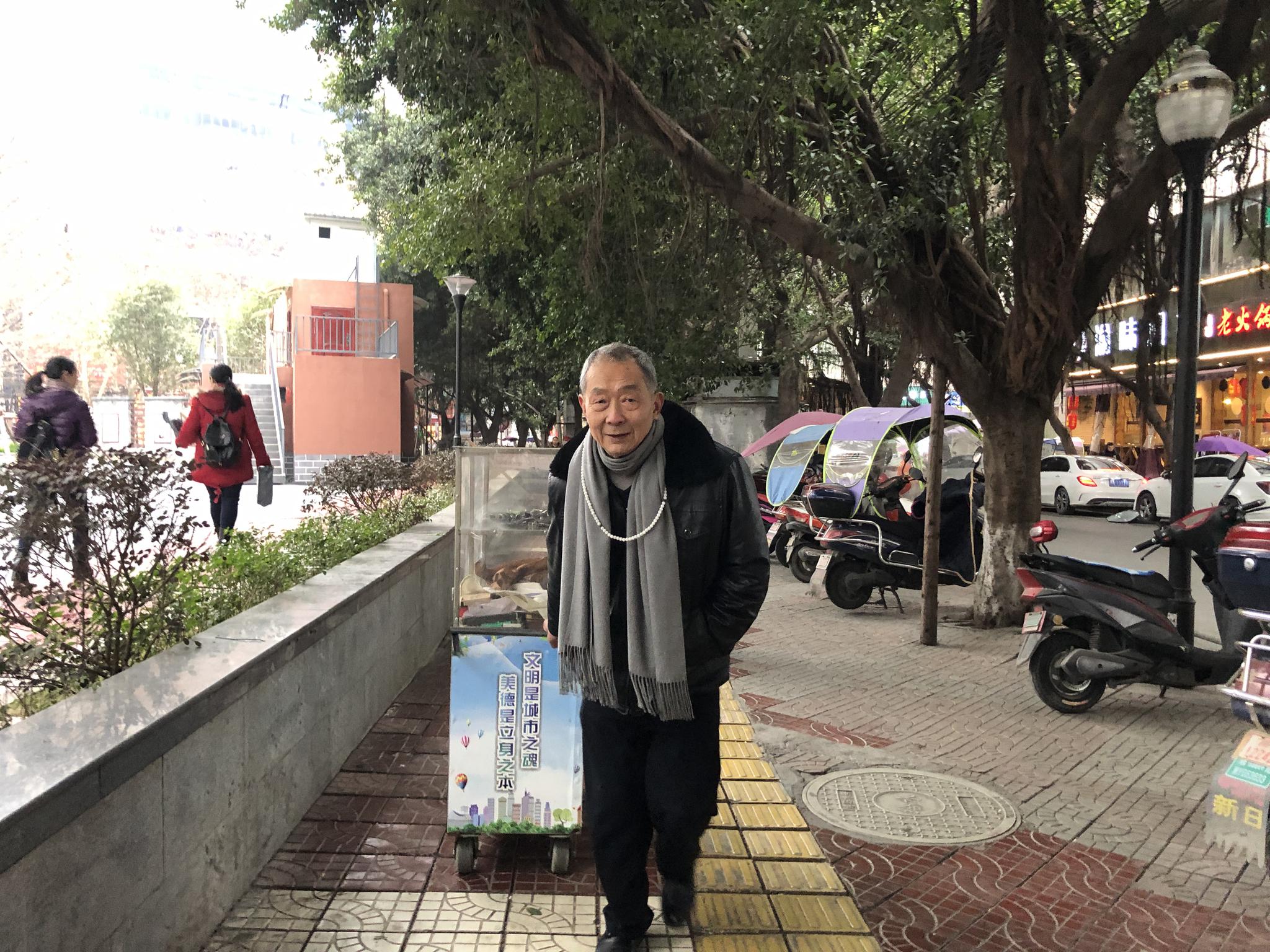 每天早晨七点,韩峰拉着修表的箱子到街头出摊修表,傍晚收摊。风霜雨露,酷暑寒冬,31年如一日,等候儿子归来。新京报记者王瑞锋 摄