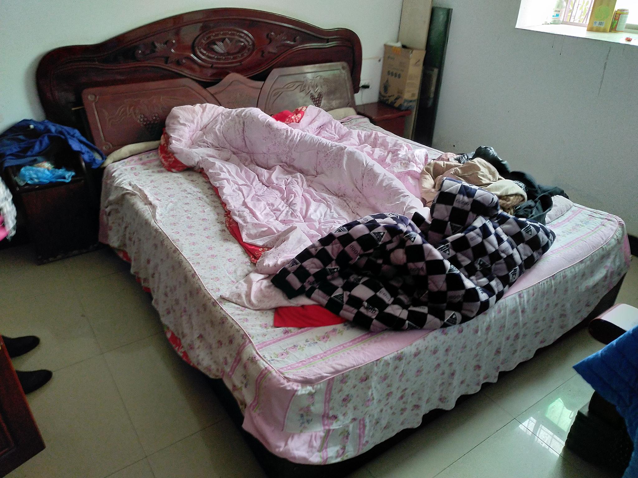 王勇生命中最后几天所住的主卧,当时无限极的产品被他藏在床下面。