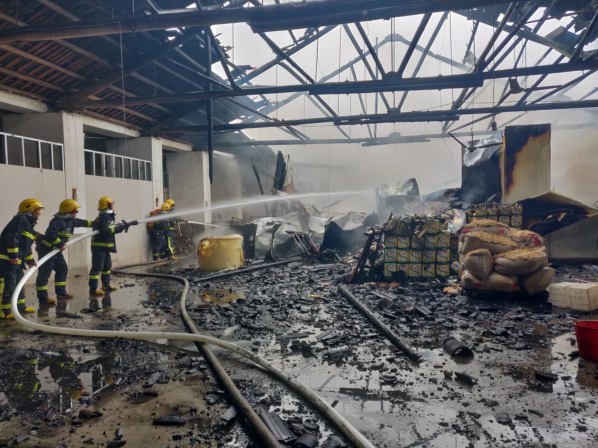 南昌县:福团蛋品加工厂着火 损失数十万