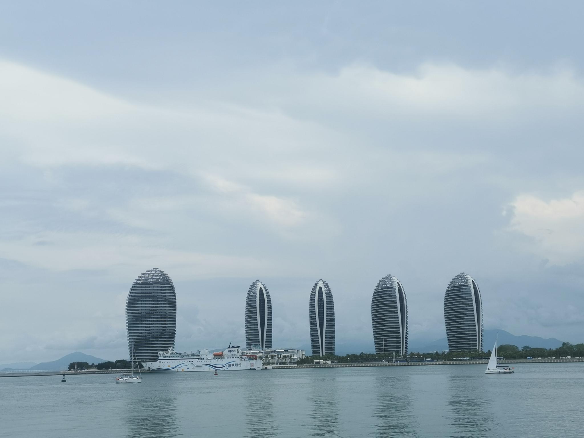 2019年5月28日,从三亚眺望凤凰岛,5栋贝壳大楼,为凤凰岛标志性建筑。 新京报记者李云琦摄