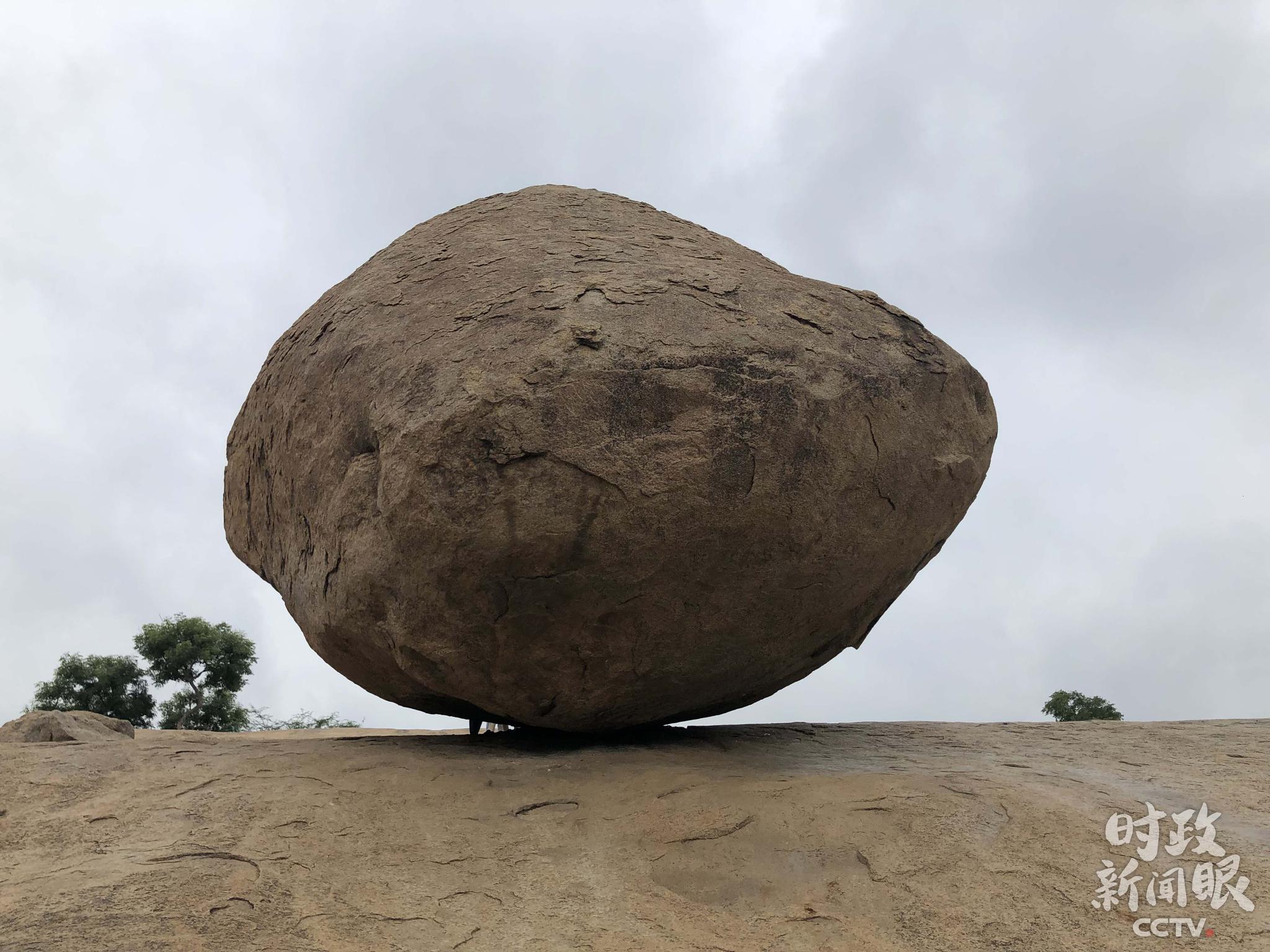 △克里希纳巨石。位于阿周那石雕附近的堤岸，高约6米，直径约5米，重约250吨。（央视记者马亚阳拍摄）