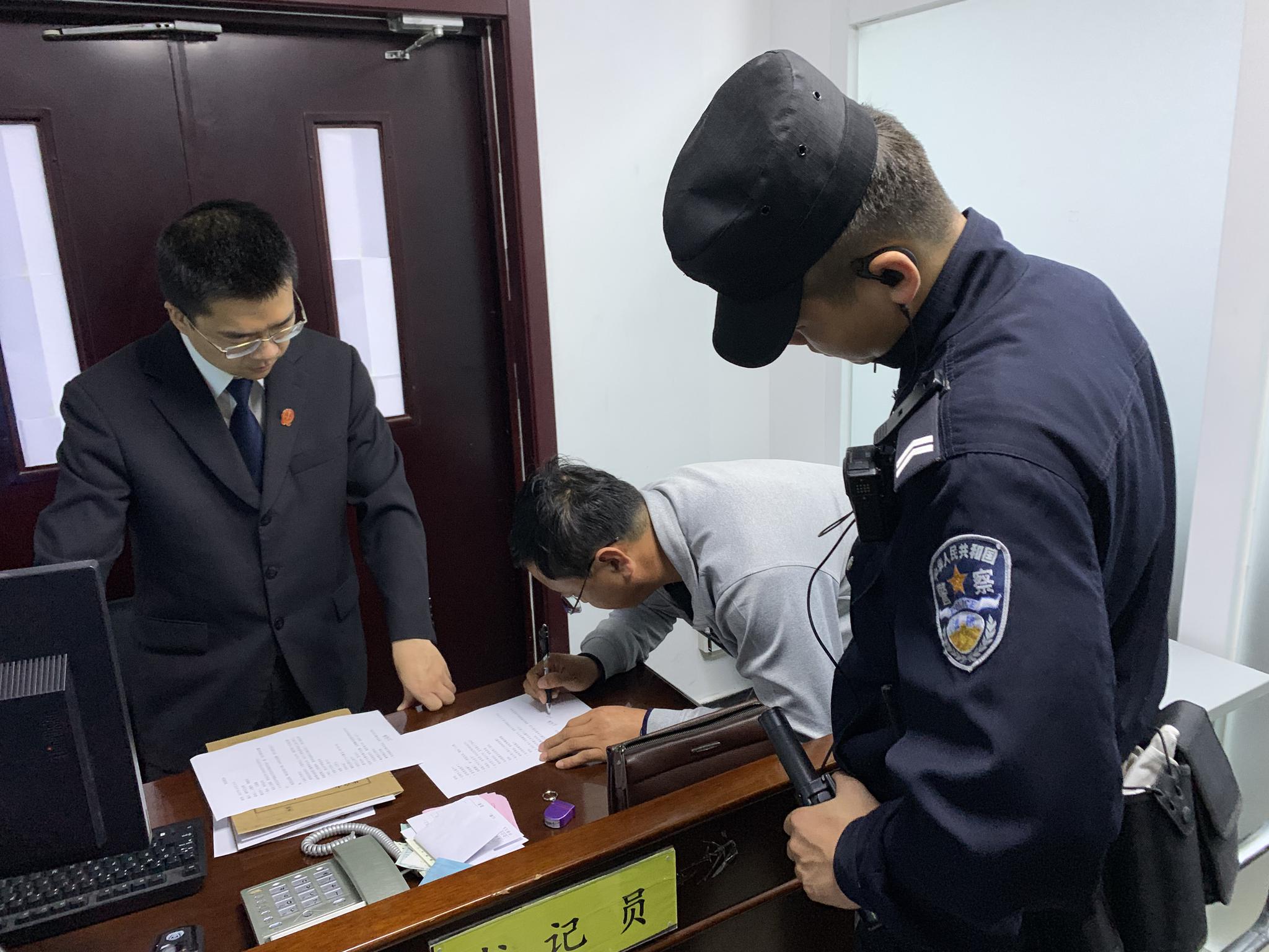 盈槟娱乐官网-曾湃任深圳市政府办公厅主任,曾任南山区区长