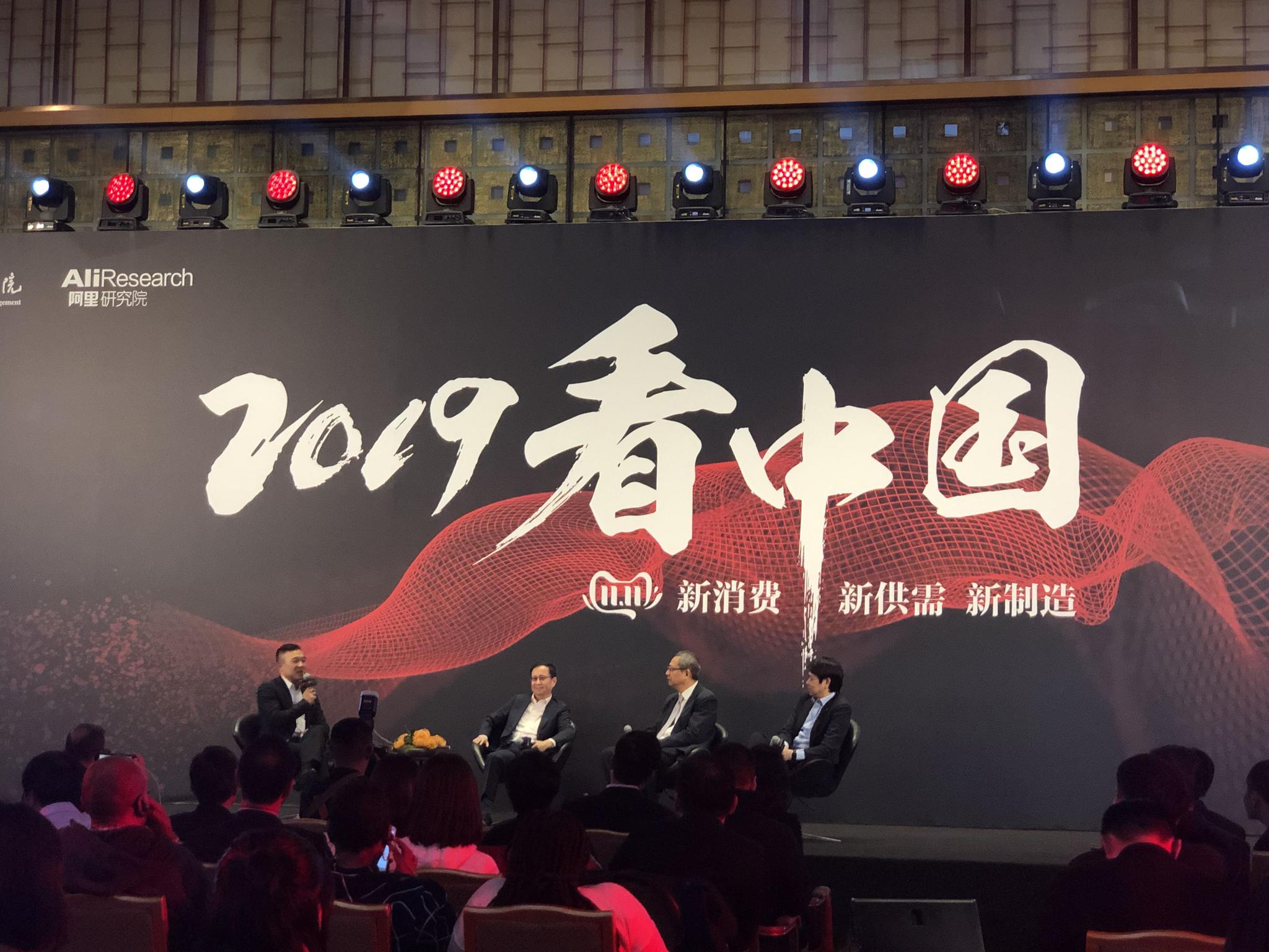奔驰娱乐申请优惠大厅·以老公老婆互称对方 TVB小花与男性朋友恩爱十足