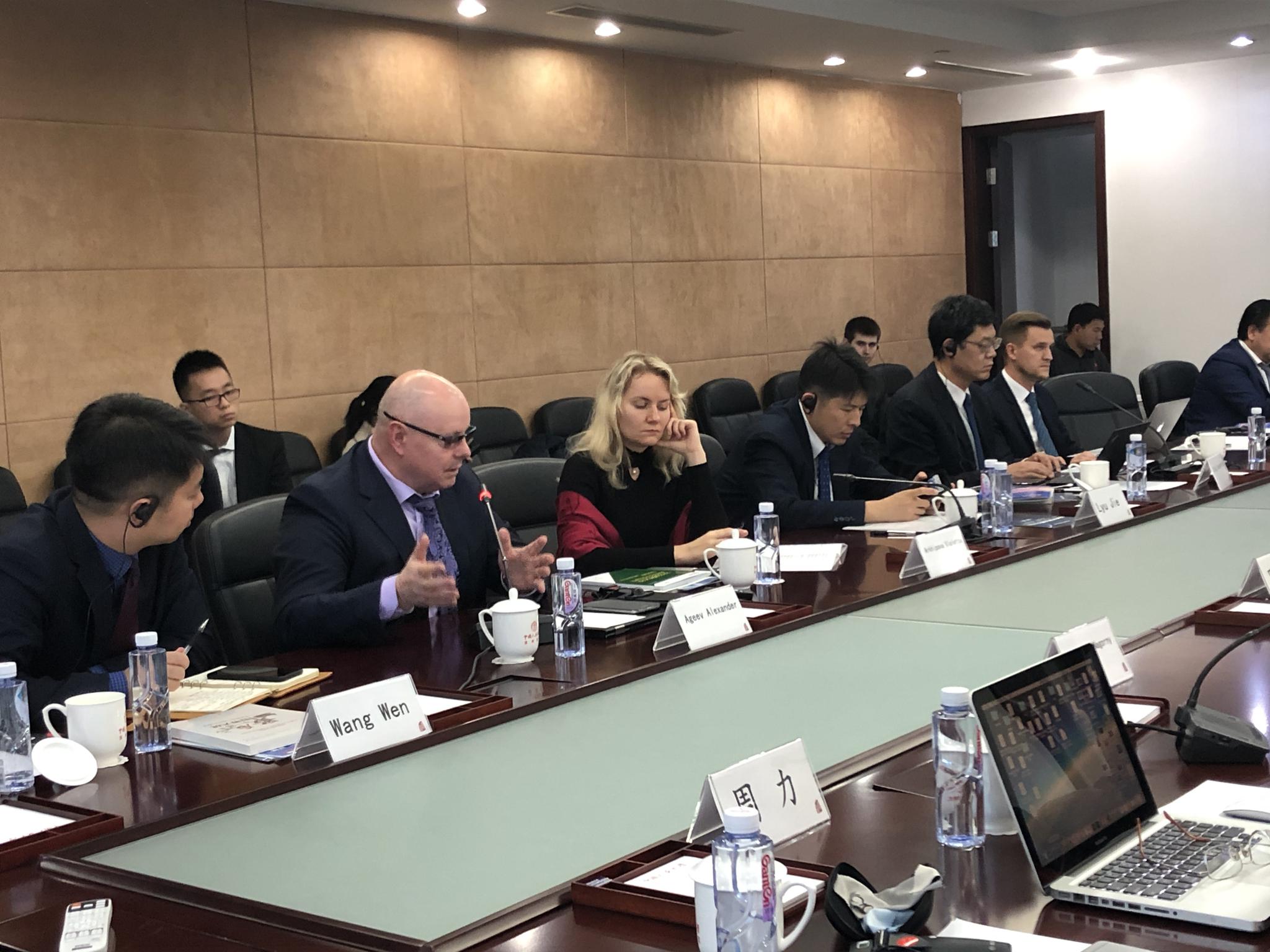 「uedbet差不多的app」革命老功臣手持国旗拍摄“全家福”