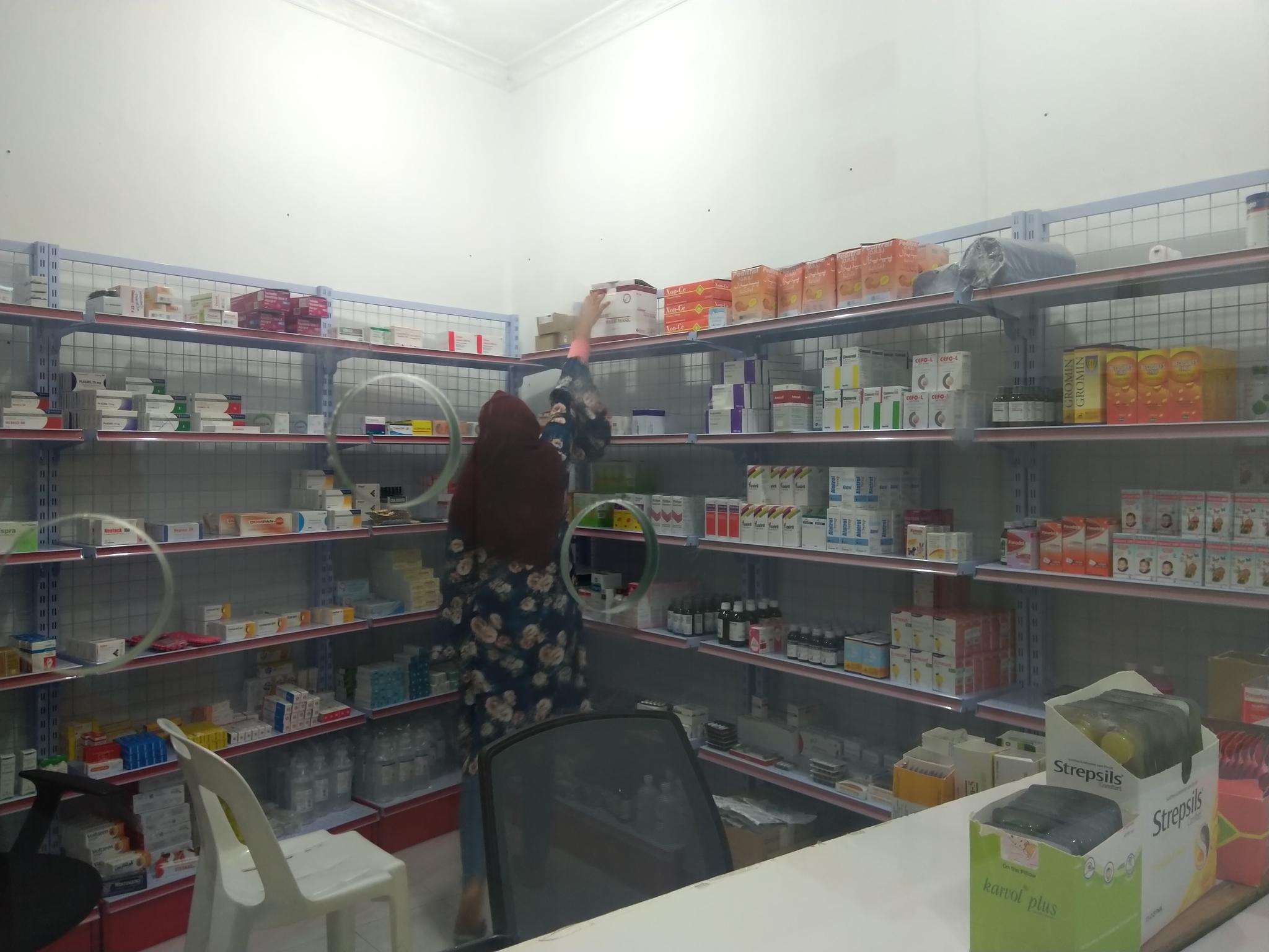 住民岛上的药店里口罩还可以买到。不外,在马尔代夫,戴口罩的看法与中国差别。 Tracy 图